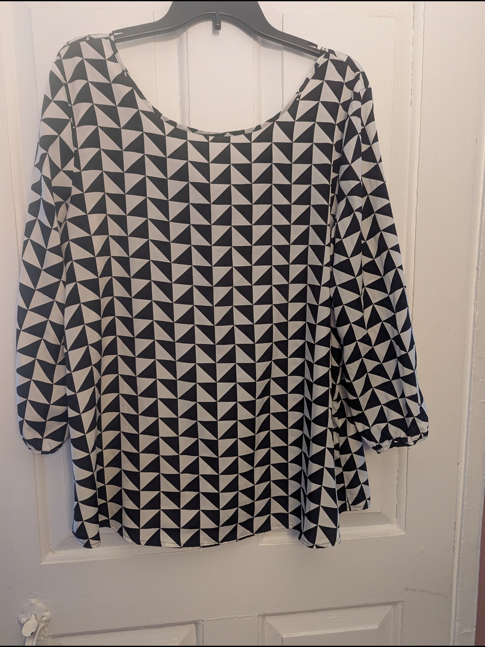 Spencer's Black & White Geometric Scoop-Neck Blouse Plunging Back With Ruffles